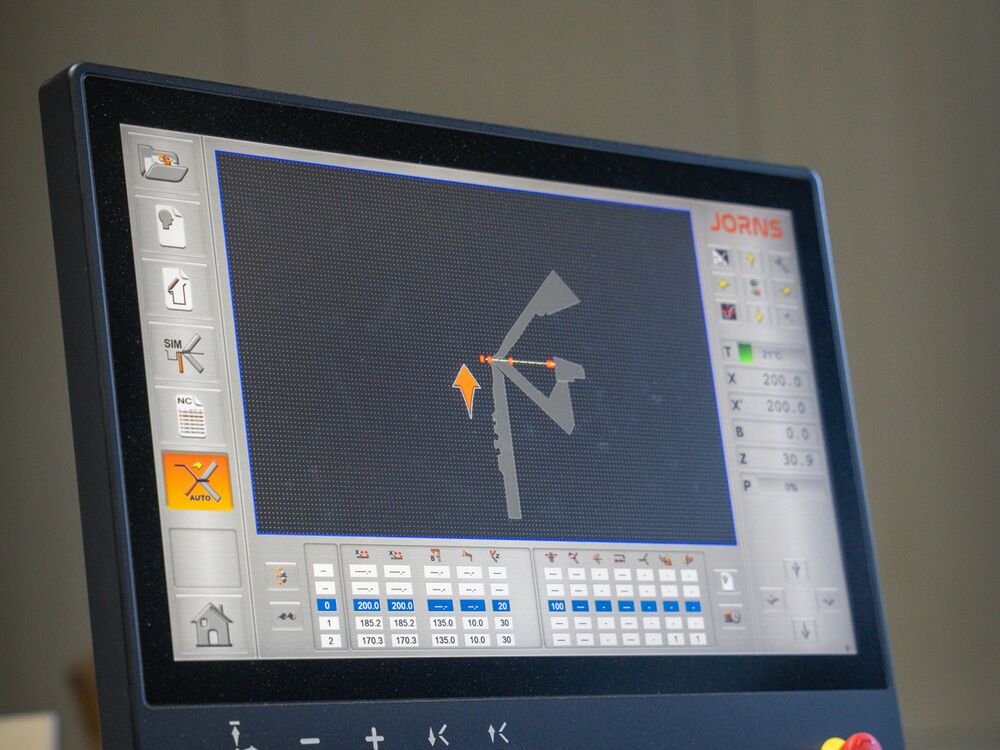 Steuerung der CNC-Abkantbank mit einem programmierten Profil auf dem Bildschirm