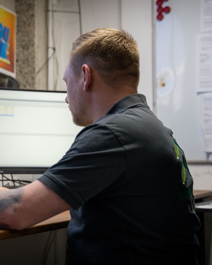 Mitarbeiter am Arbeitsplatz im Büro von DACHKONZEPTE