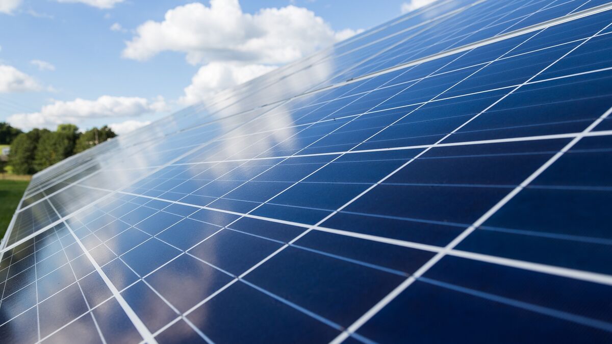 Solarmodule auf einem Dach vor blauem Himmel