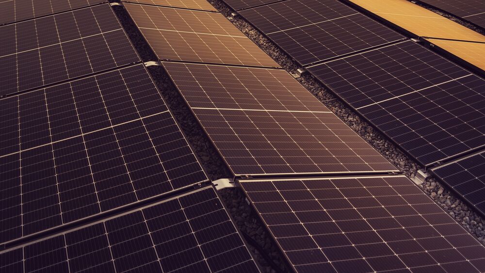 Reihen aufgeständerter Solarmodule auf einem Flachdach