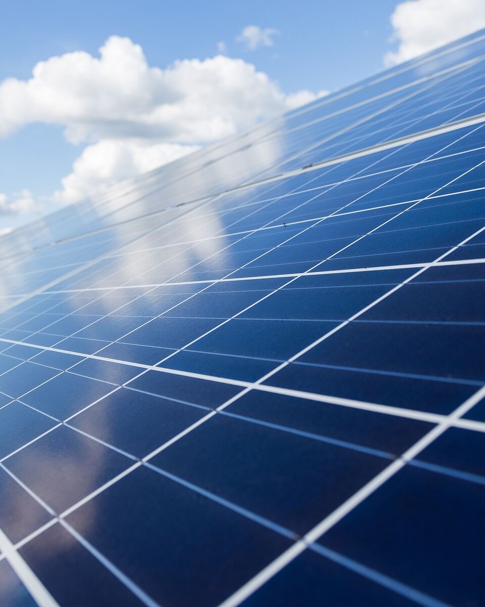 Solarmodule auf einem Dach vor blauem Himmel