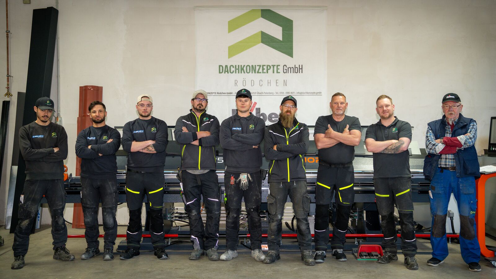 Das Team der DACHKONZEPTE Rödchen GmbH vor der Abkantbank in der Werkhalle