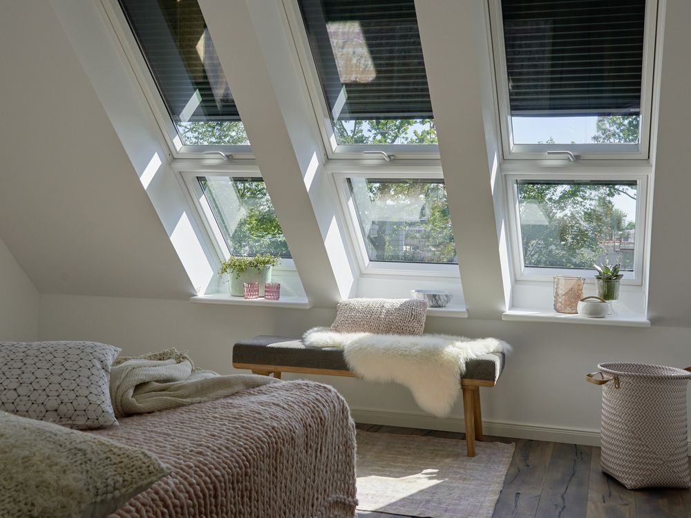 Helles Dachgeschoss mit mehreren VELUX-Dachfenstern und Rollläden